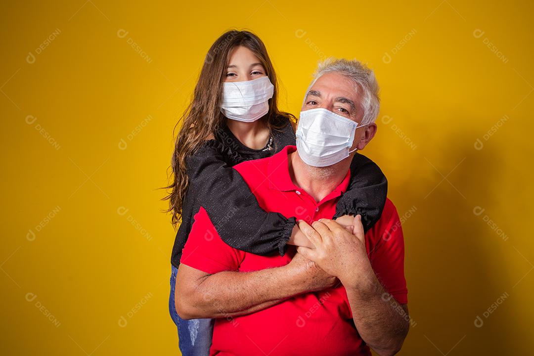 Retrato de pai idoso com filha criança usando máscara. Pai e filha usando máscara para proteger covid 19, quarentena