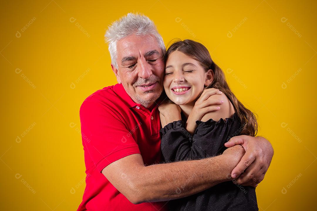 Pai abraçando sua filha sobre fundo amarelo Dia Dos Pais