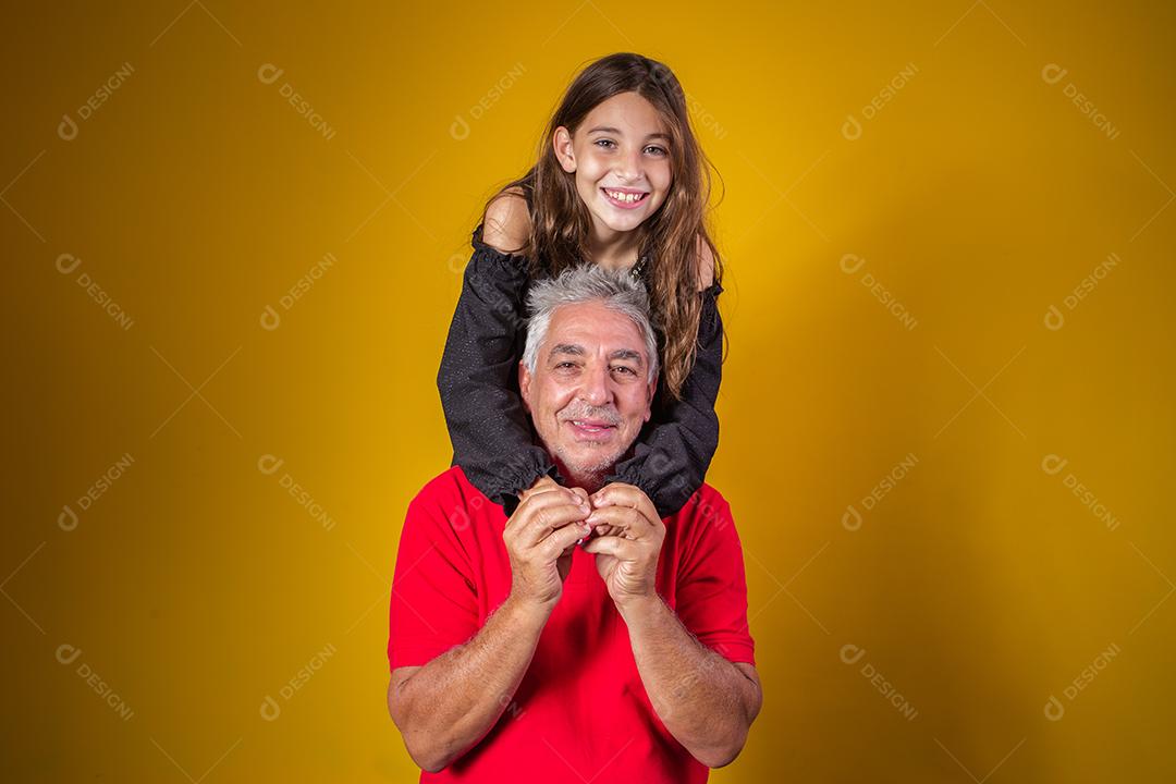 menina criança abraçando o avô dela. dia do avô