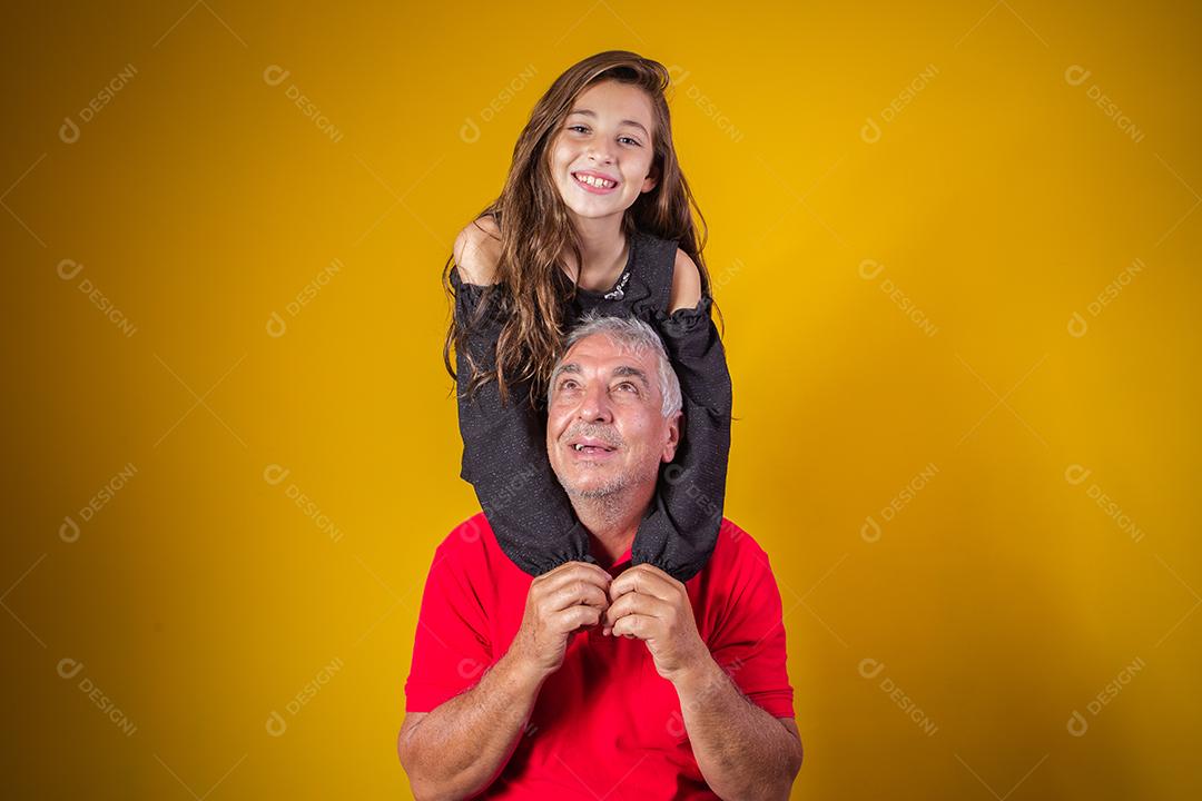 menina criança abraçando o avô dela. dia do avô