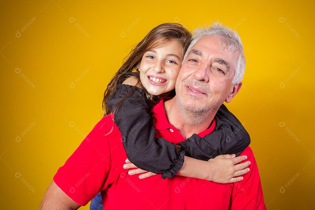 menina criança abraçando o avô dela. dia do avô