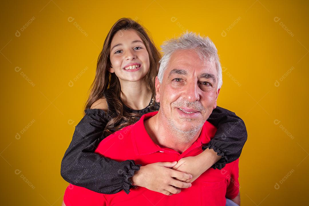 menina criança abraçando o avô dela. dia do avô