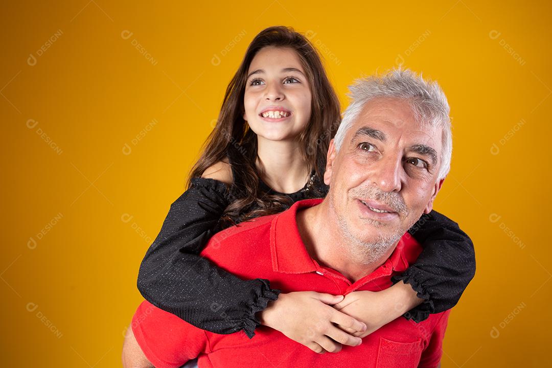 menina criança abraçando o avô dela. dia do avô