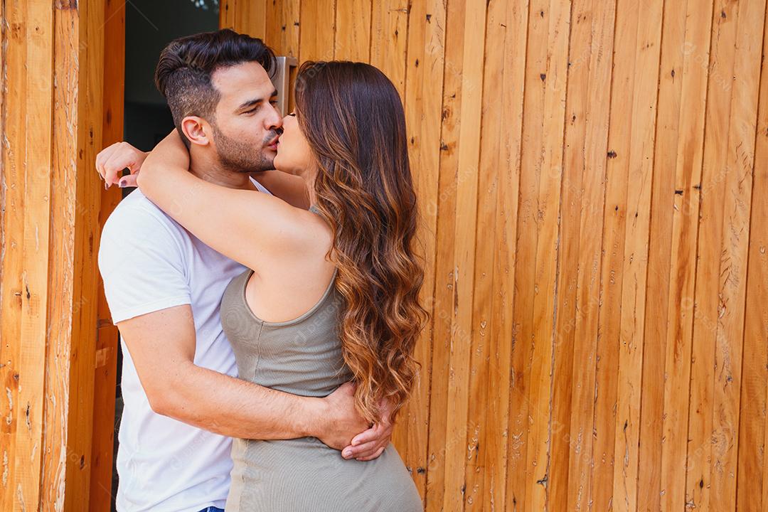 Homem chegando em casa levando presente para mulher