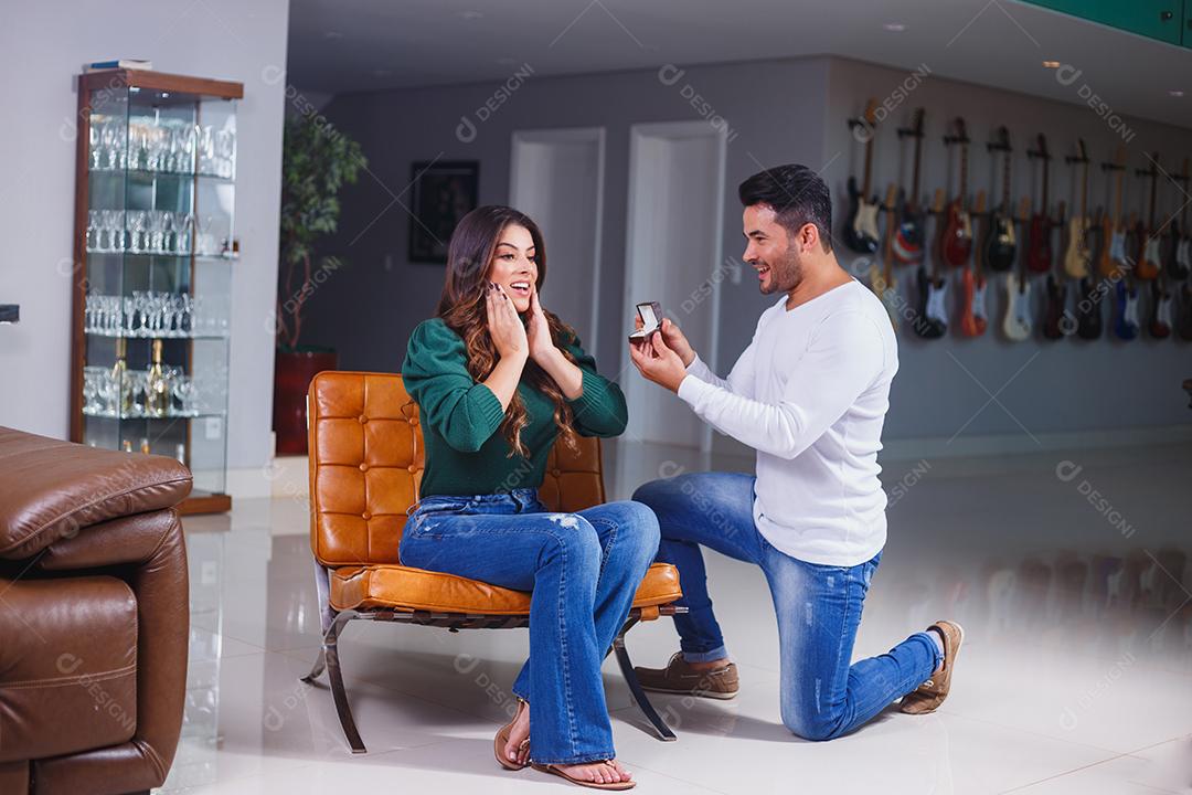 Homem dando anel de casamento para mulher