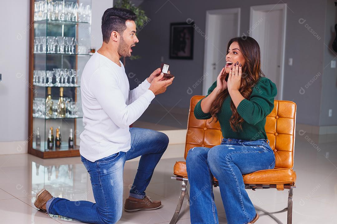 Homem dando anel de casamento para mulher