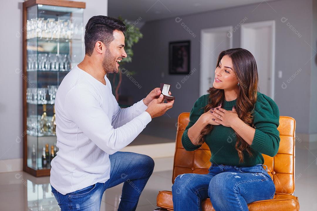 Homem dando anel de casamento para mulher