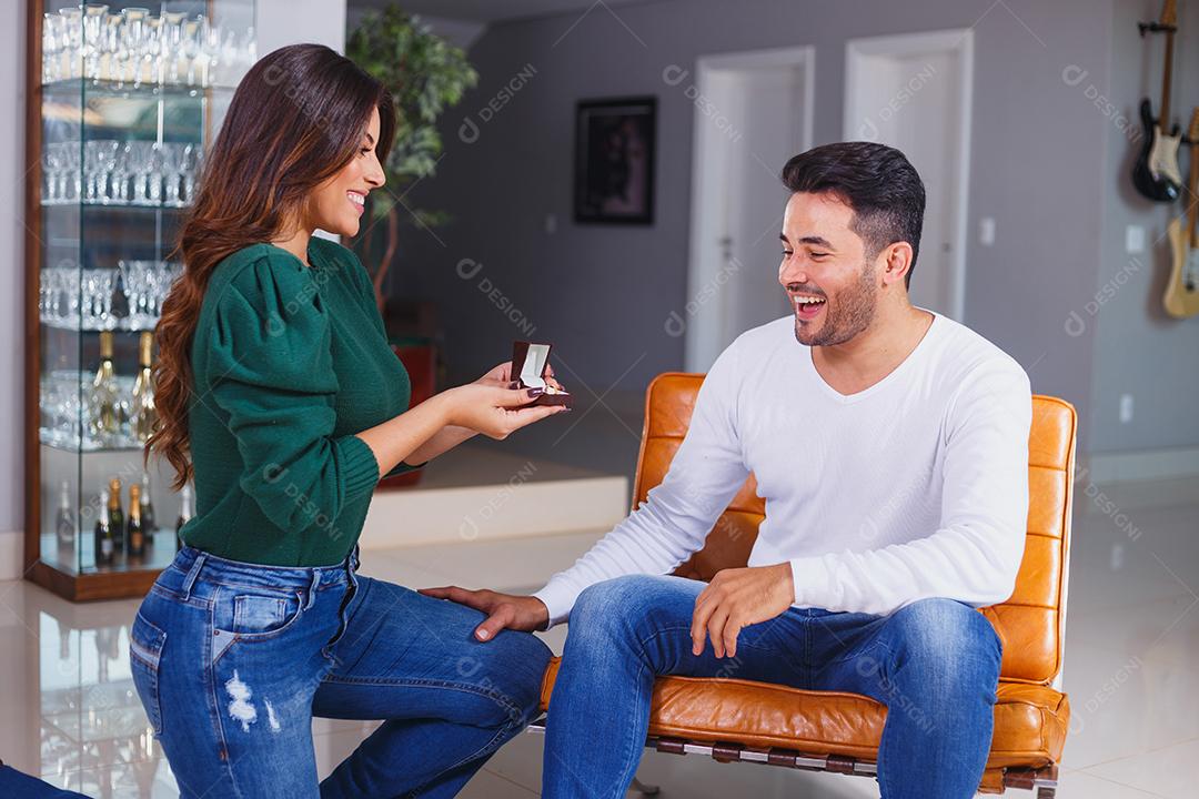 Homem dando anel de casamento para mulher