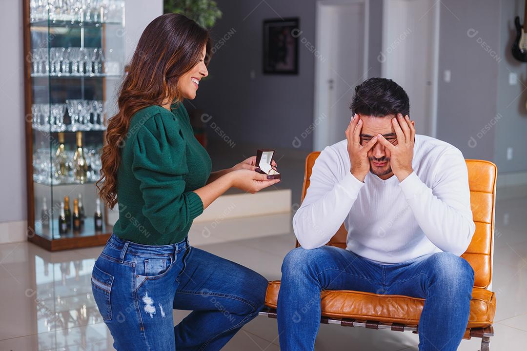 Homem dando anel de casamento para mulher