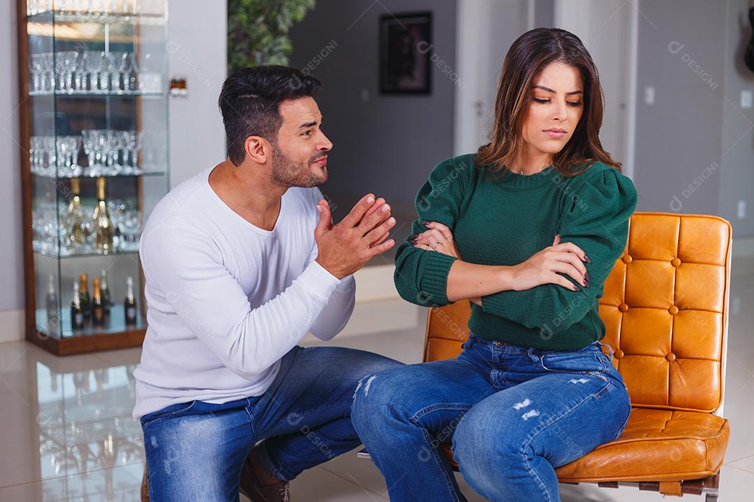 Homem dando anel de casamento para mulher