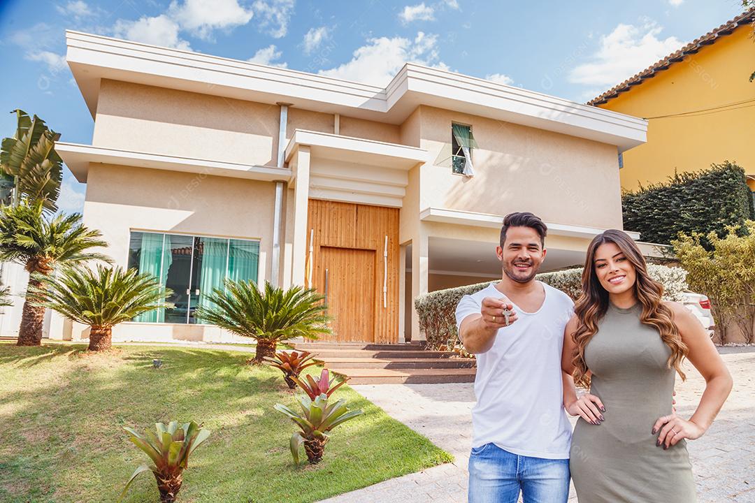 Homem e Mulher em frente de casa com varias plantas