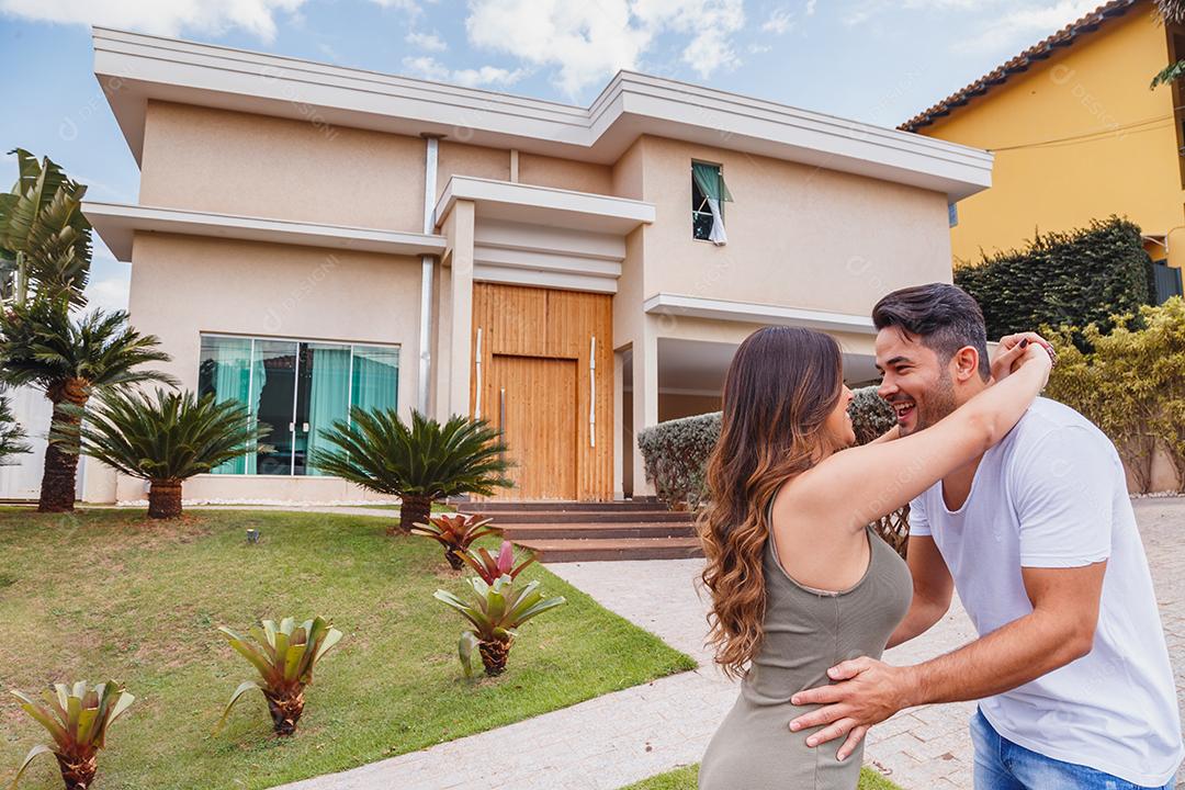 Homem e Mulher em frente de casa com varias plantas