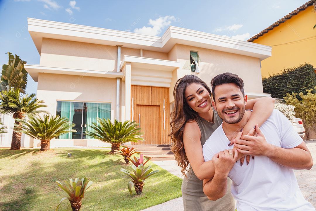 Homem e Mulher em frente de casa com varias plantas
