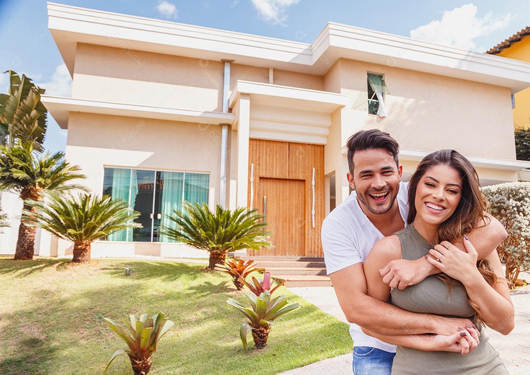 Homem e Mulher em frente de casa com varias plantas