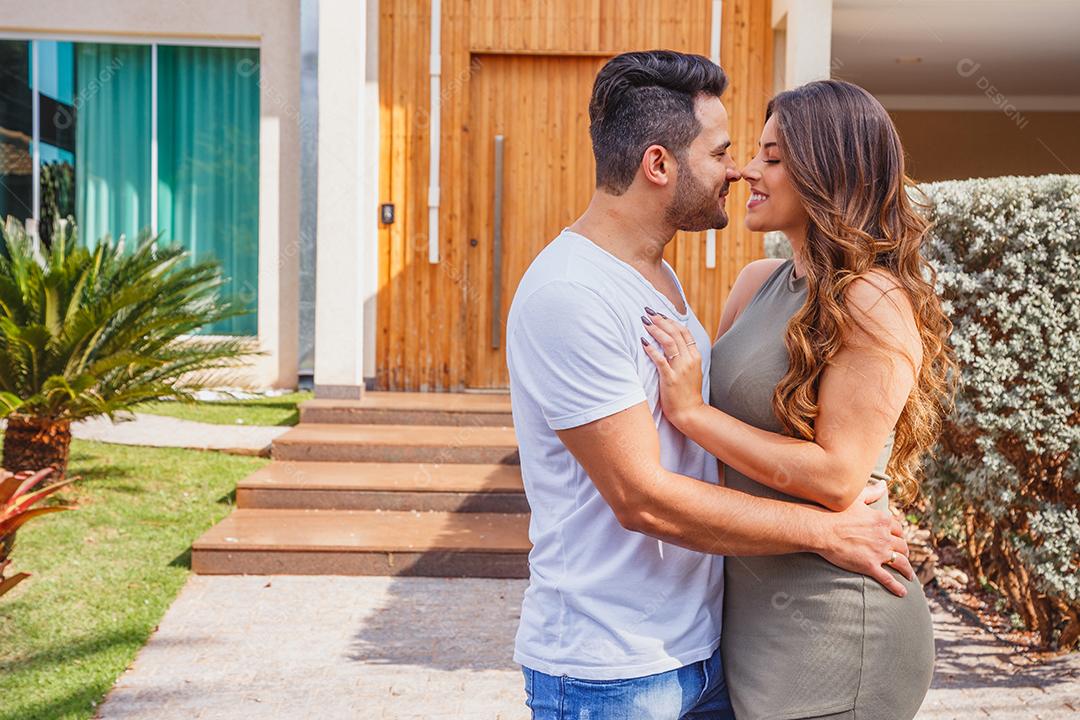 Homem e Mulher em frente de casa com varias plantas
