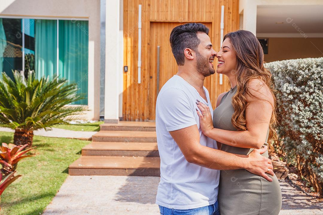 Homem e Mulher em frente de casa com varias plantas