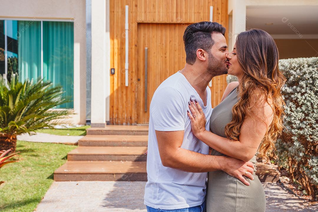 Homem e Mulher em frente de casa com varias plantas