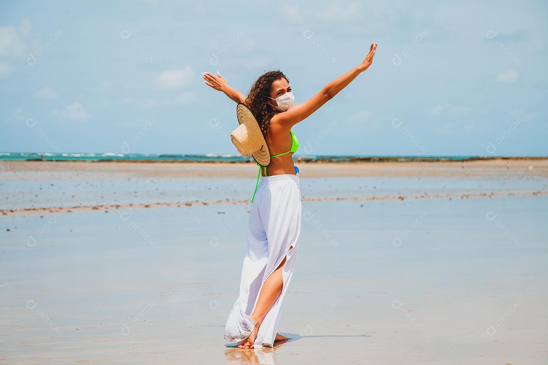 Linda mulher afro brasileira em uma praia no rio grande do norte, sorriu, sentindo a liberdade e as ondas do mar