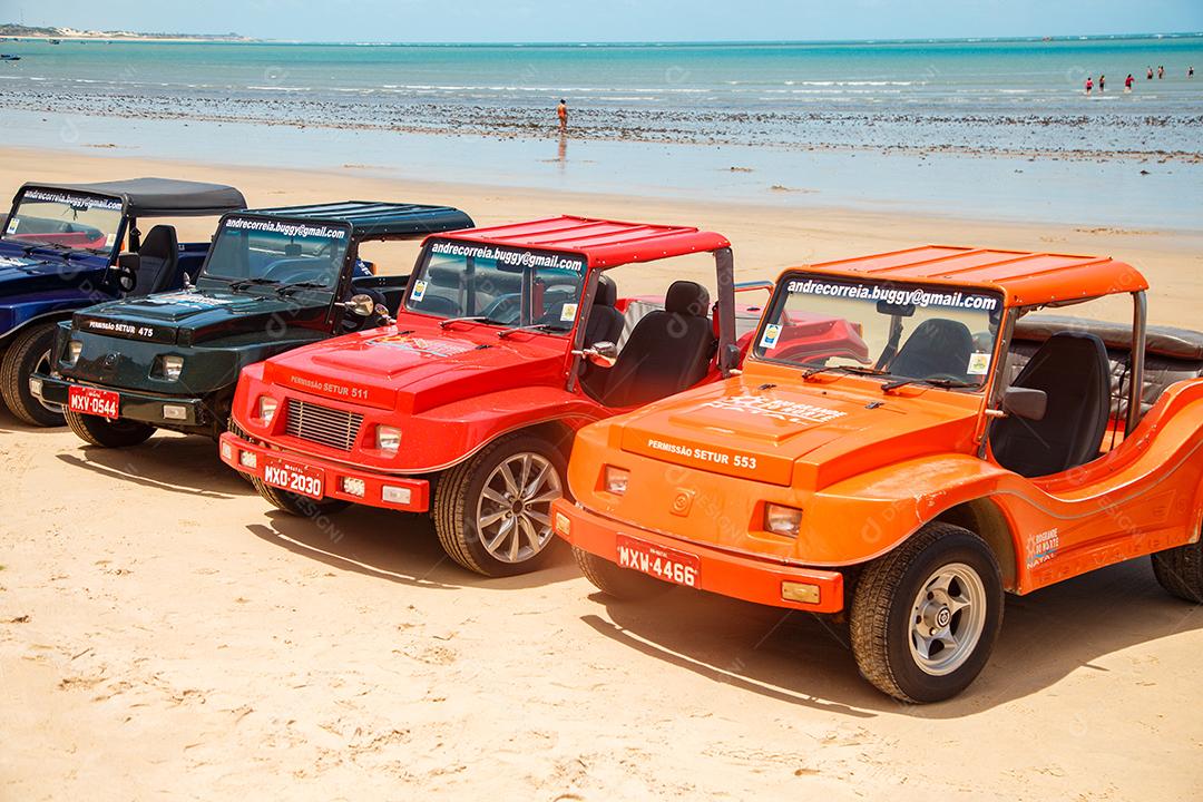 Natal, Rio Grande do Norte, Brasil - 12 de março de 2021: Imagem de carro de buggy nas areias de Natal, Rio Grande do Norte, Brasil.