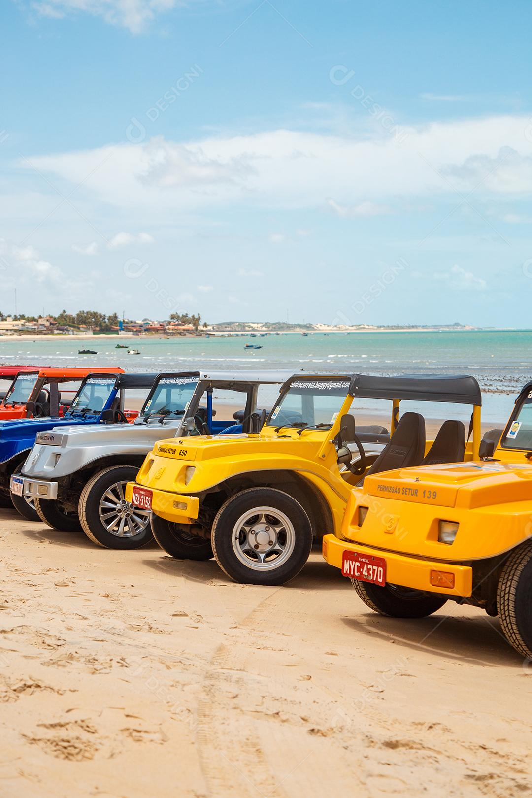 Natal, Rio Grande do Norte, Brasil - 12 de março de 2021: Imagem de carro de buggy nas areias de Natal, Rio Grande do Norte, Brasil.