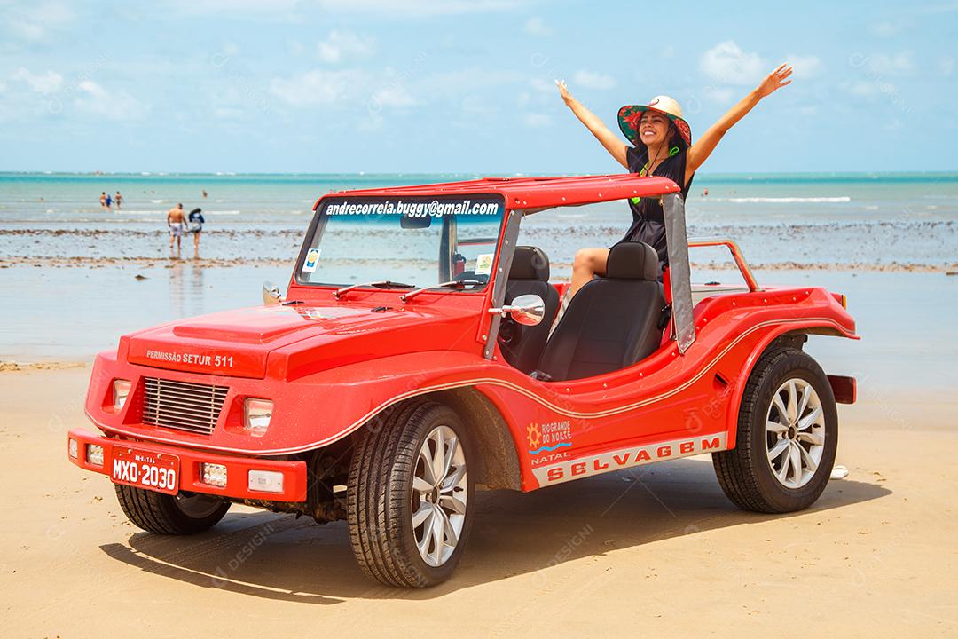 Natal, Rio Grande do Norte, Brasil - 12 de março de 2021: Imagem de carro de buggy nas areias de Natal, Rio Grande do Norte, Brasil.