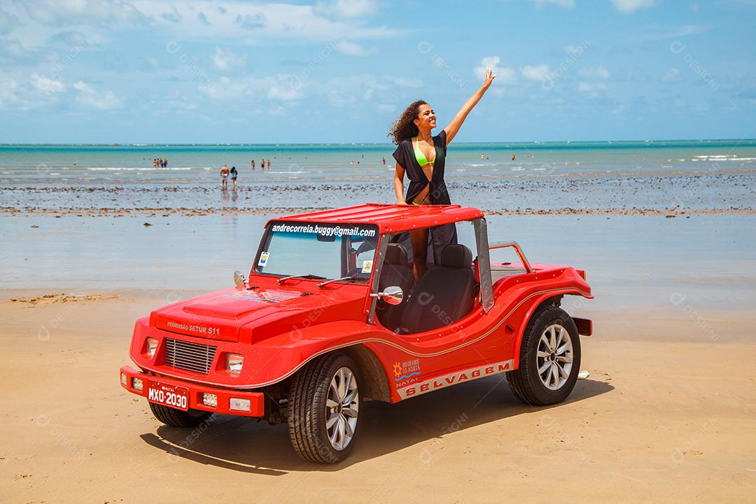 Natal, Rio Grande do Norte, Brasil - 12 de março de 2021: Imagem de carro de buggy nas areias de Natal, Rio Grande do Norte, Brasil.