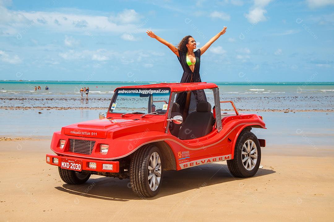 Natal, Rio Grande do Norte, Brasil - 12 de março de 2021: Imagem de carro de buggy nas areias de Natal, Rio Grande do Norte, Brasil.