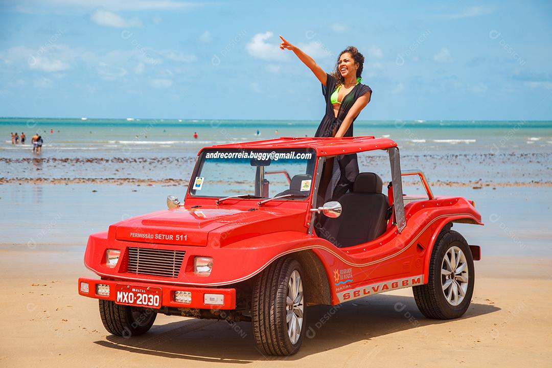 Natal, Rio Grande do Norte, Brasil - 12 de março de 2021: Imagem de carro de buggy nas areias de Natal, Rio Grande do Norte, Brasil.