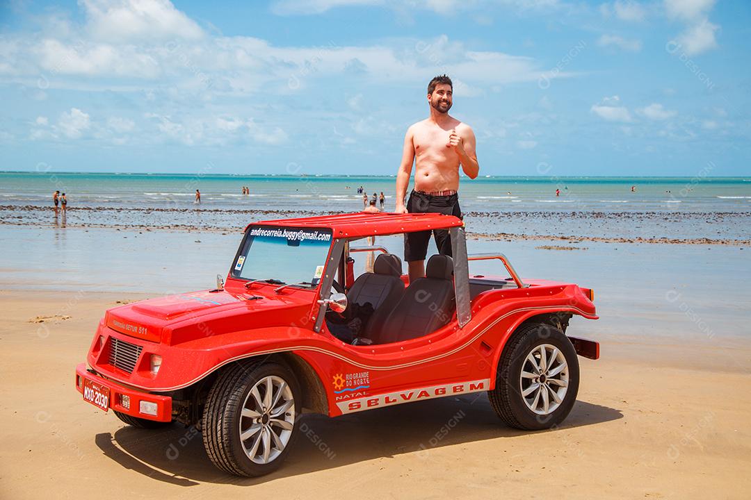 Natal, Rio Grande do Norte, Brasil - 12 de março de 2021: Imagem de carro de buggy nas areias de Natal, Rio Grande do Norte, Brasil.