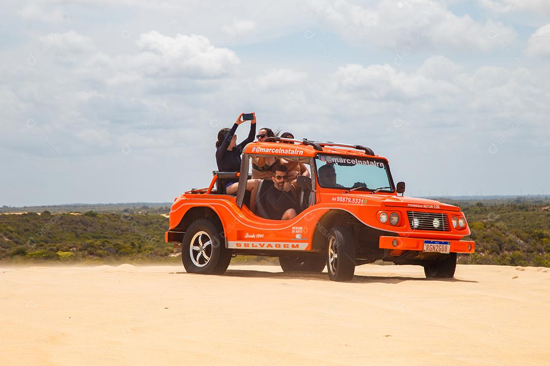 Natal, Rio Grande do Norte, Brasil - 12 de março de 2021: Imagem de carro de buggy nas areias de Natal, Rio Grande do Norte, Brasil.