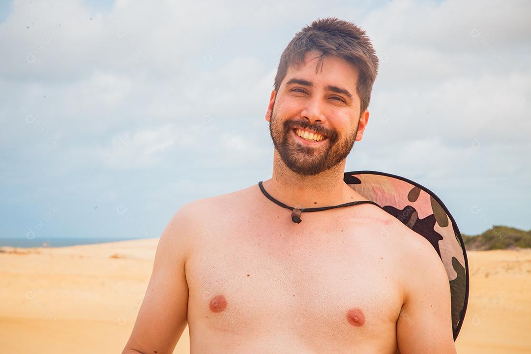 homem bonito no sorriso da praia
