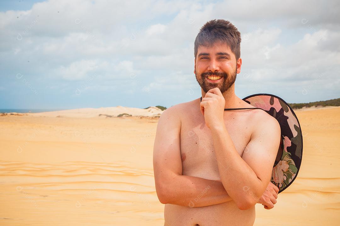 homem bonito no sorriso da praia