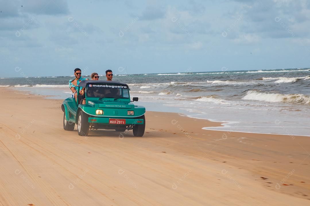 Natal, Rio Grande do Norte, Brasil - 12 de março de 2021: Imagem de carro de buggy nas areias de Natal, Rio Grande do Norte, Brasil.