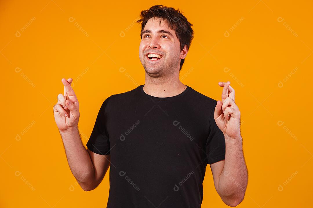 Um retrato de um jovem com dedos cruzados