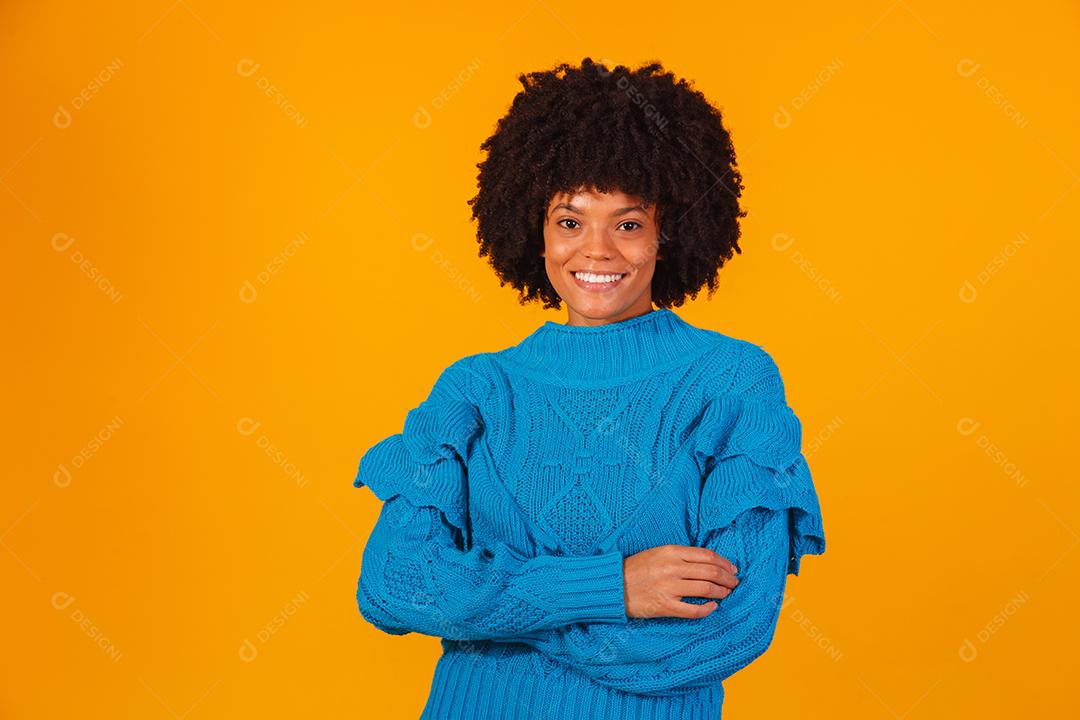 mulher afro com cabelo preto sorrindo olhando para a câmera
