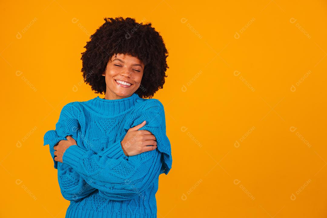 mulher afro vestida para o inverno