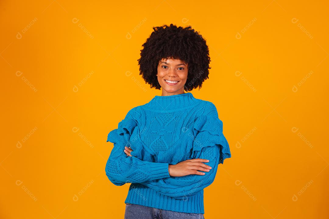 mulher afro vestida para o inverno