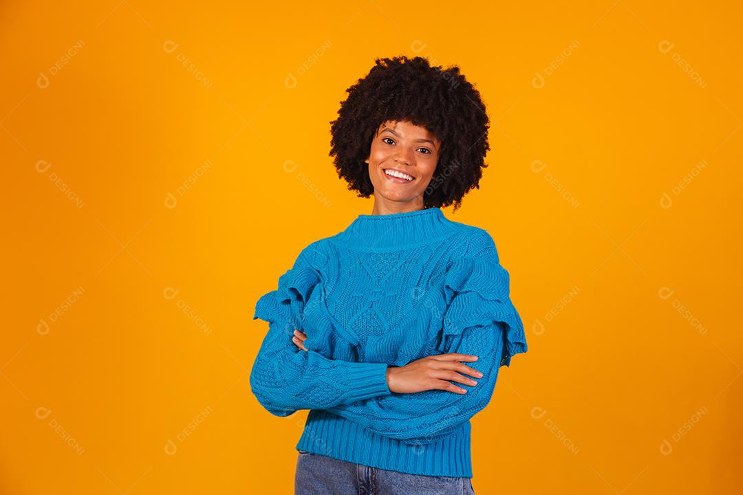 mulher afro vestida para o inverno