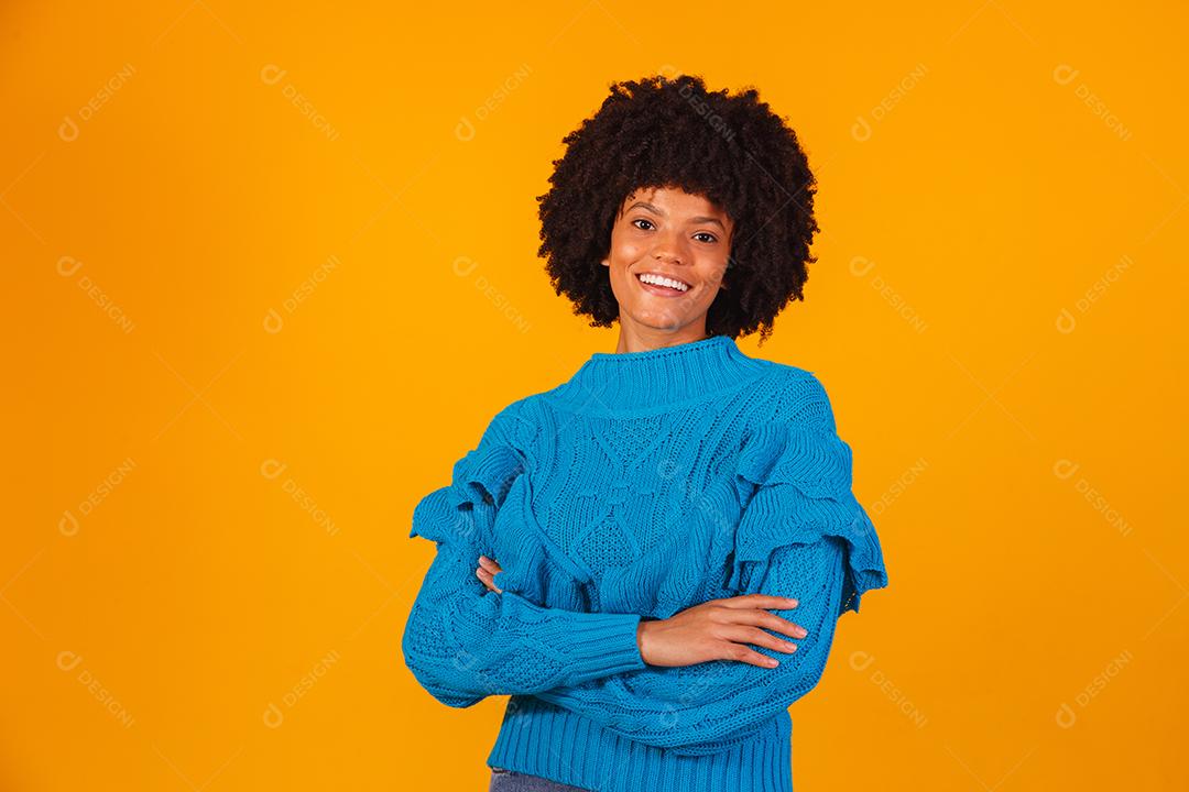 mulher afro vestida para o inverno