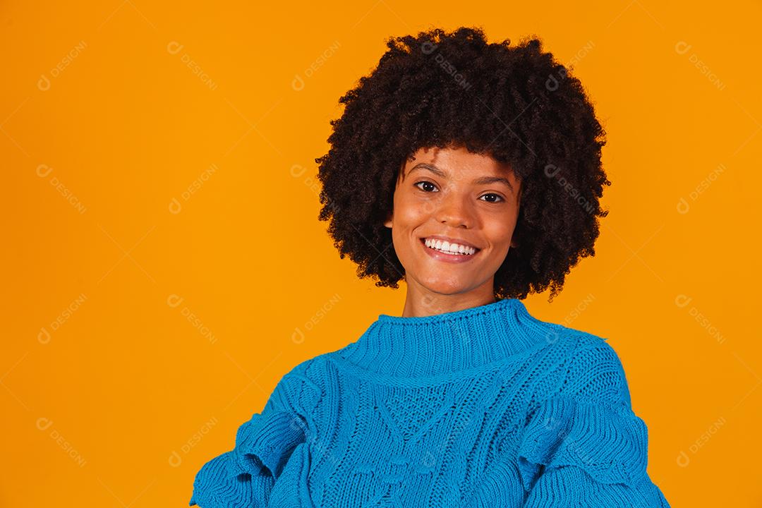 mulher afro vestida para o inverno