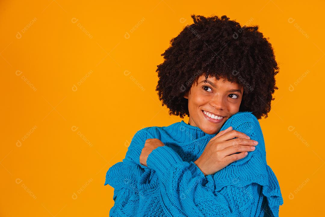 mulher afro vestida para o inverno