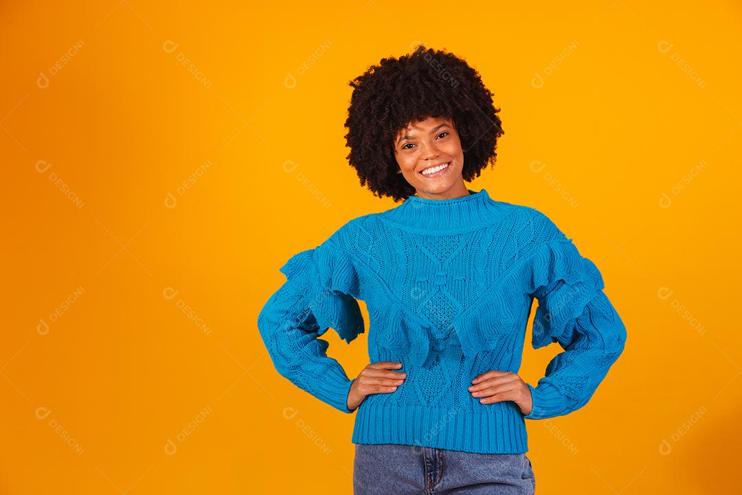 mulher afro vestida para o inverno