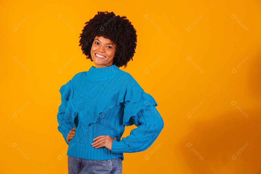 mulher afro vestida para o inverno