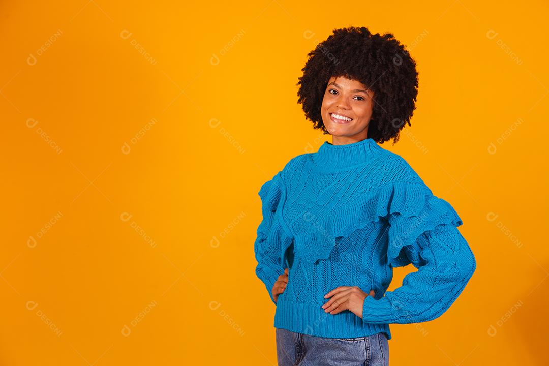 mulher afro vestida para o inverno
