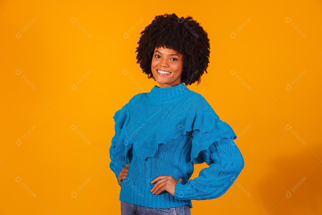 mulher afro vestida para o inverno