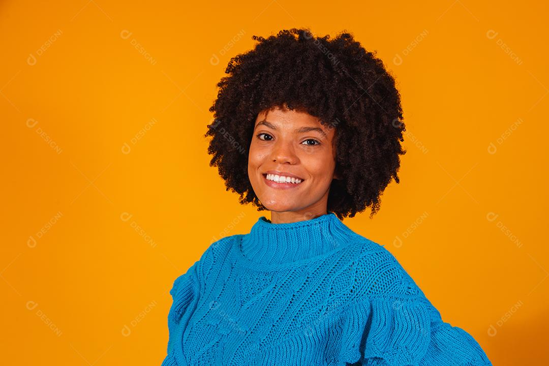 mulher afro vestida para o inverno