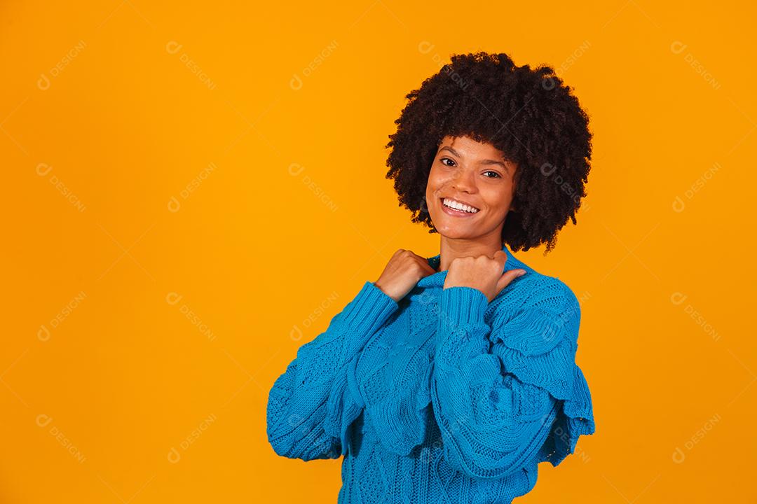 mulher afro vestida para o inverno