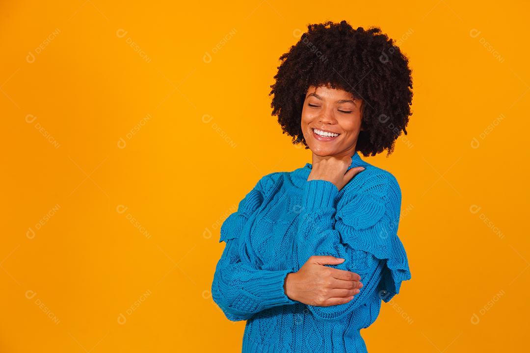 mulher afro vestida para o inverno