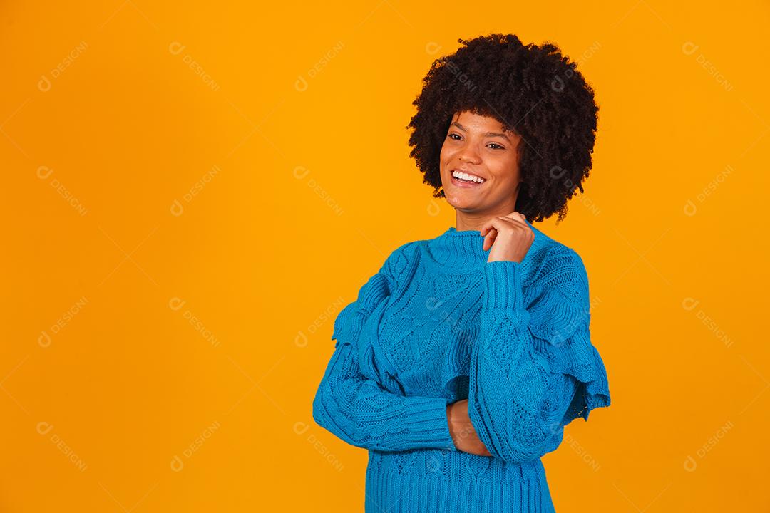 mulher afro vestida para o inverno