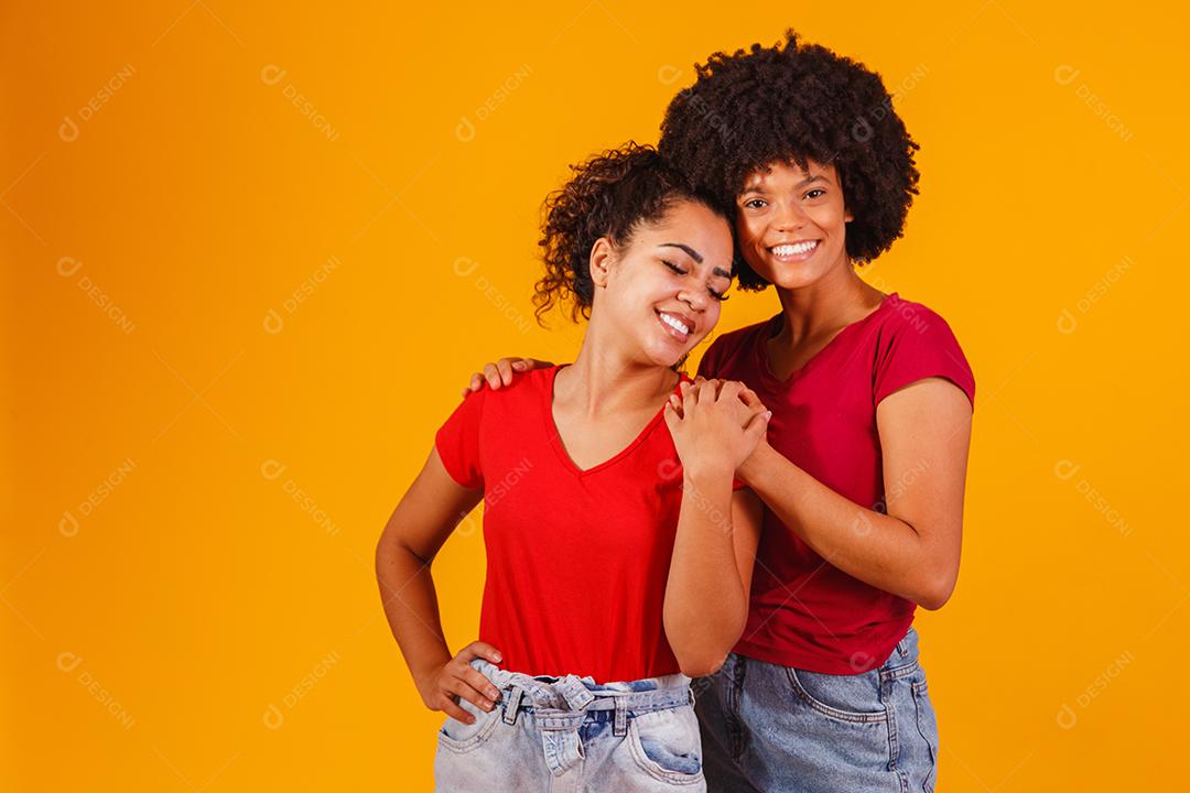 casal de lésbicas afro em fundo amarelo. casal homoafetivo